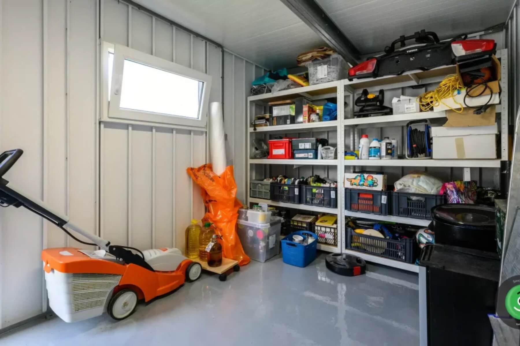 Regály v montovanom záhradnom domčeku.