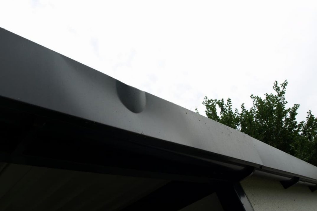 Poškodená atika na záhradnom domčeku