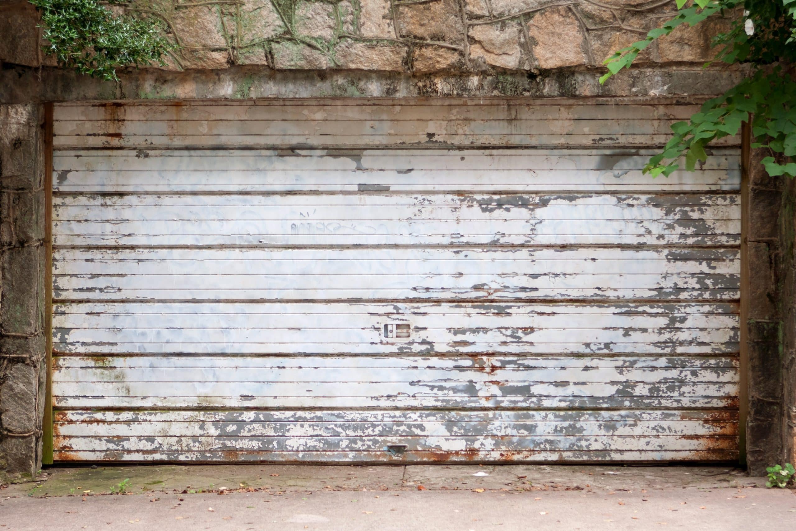 Stará garážová brána