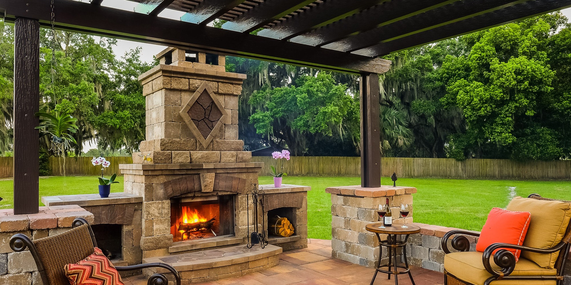 Záhradný krb s posedením