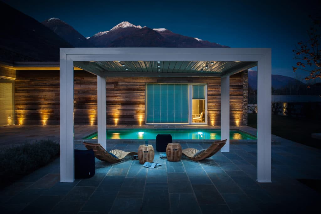 bazén s lehátkami pod prístreškom