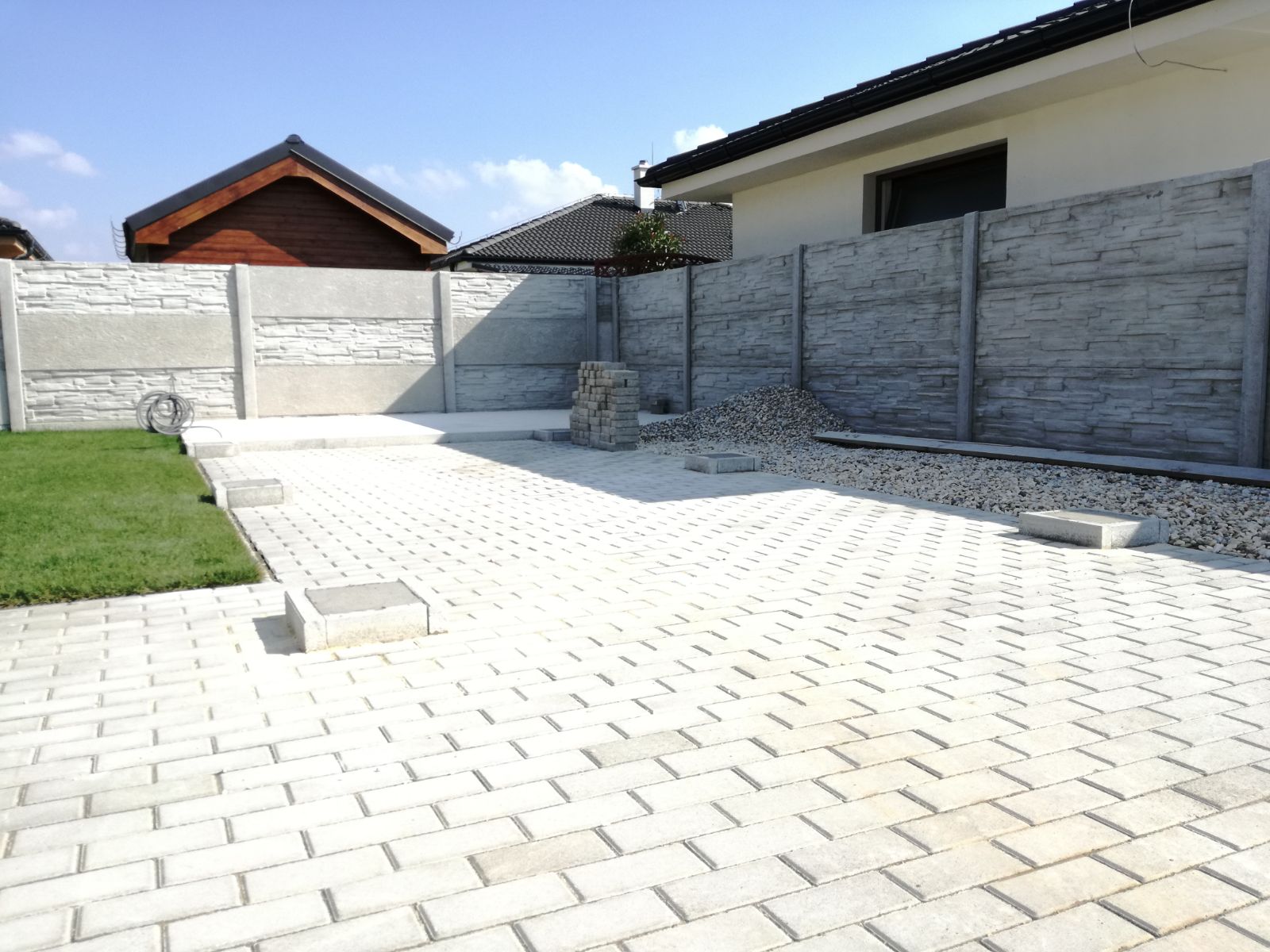 Zámková dlažba s pätkami pod záhradný domček s prístreškom