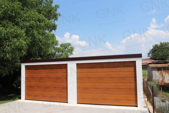 Montovaná garáž pre dva automobily v bielej omietke