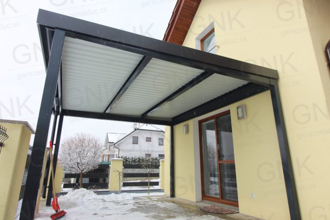 Pergola v antracitovej farbe pri rodinnom dome