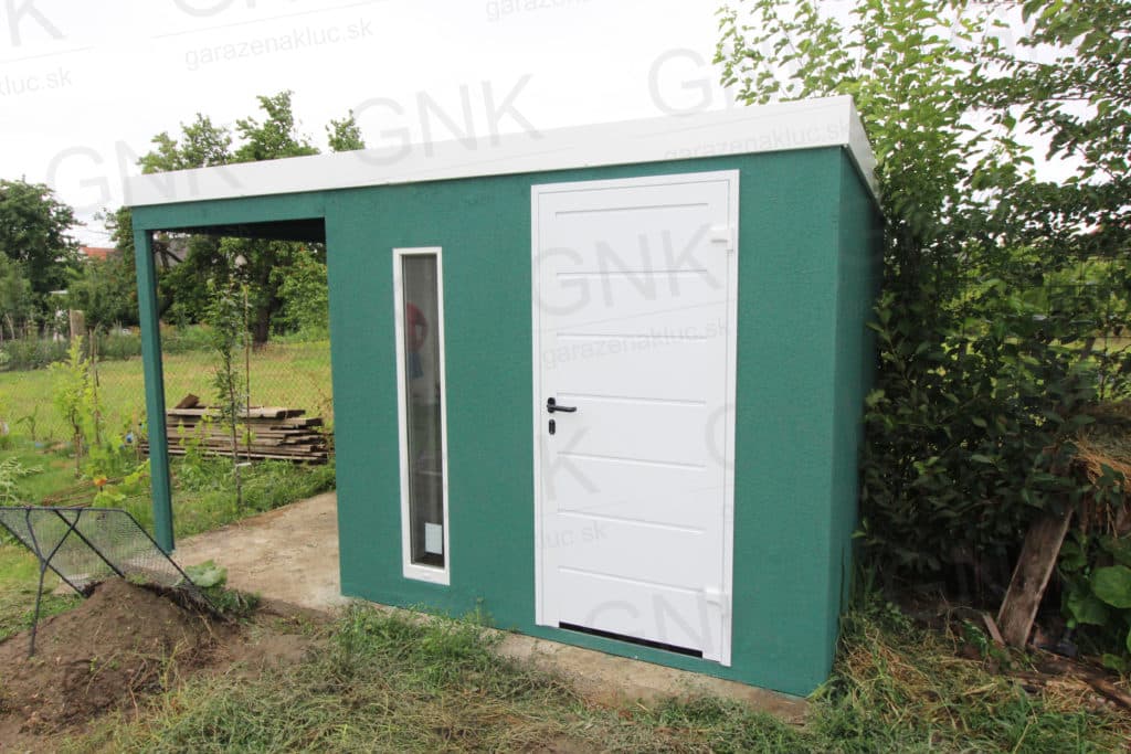 Montovan&yacute; z&aacute;hradn&yacute; domček v zelenej omietke s dverami Hormann LPU40