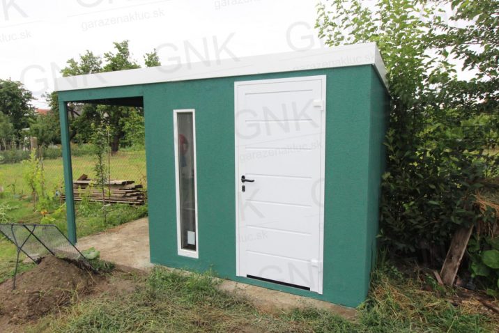 Montovaný záhradný domček v zelenej omietke s dverami Hormann LPU40