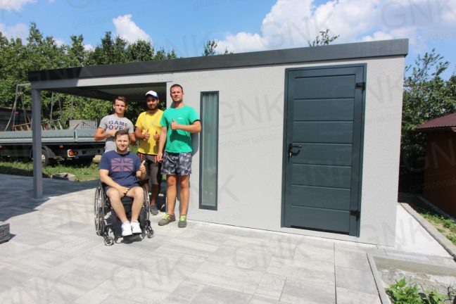 Dizajnový záhradný domček v svetlosivej omietke s dverami Hormann LPU40