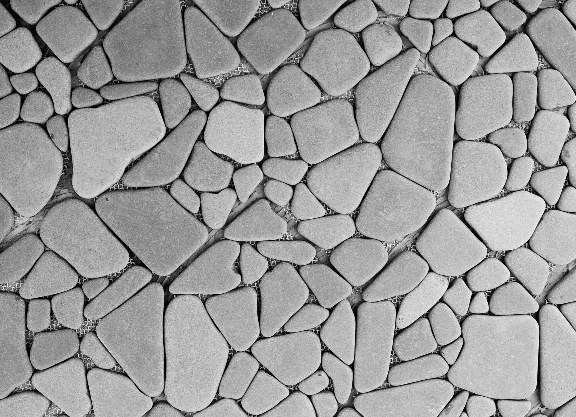 Kamienková podlaha v sivej farbe