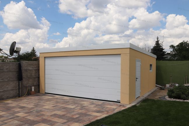 Garáž pre dve autá v kukuricovej omietke s bielou strechou