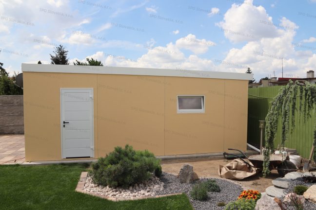 Montovaná garáž s bielymi izolovanými dverami Hormann LPU40 a oknom Slovaktual