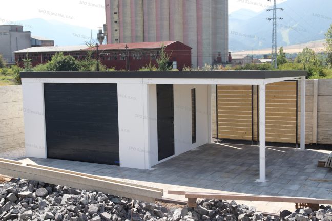 Montovaná garáž pre jedno auto s prístreškom v bielej farbe