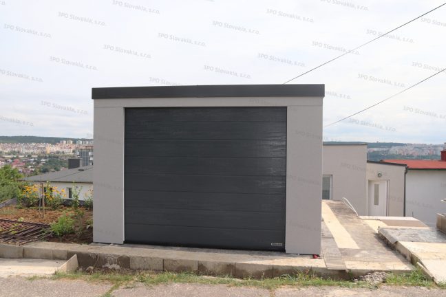 Garáž pre jedno auto v svetlosivej omietke pri rodinnom dome