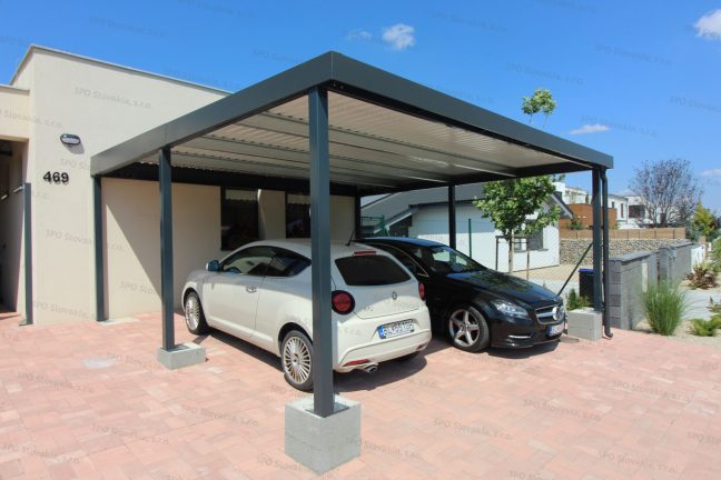 Prístrešok pre dve autá s antracitovej RAL 7016 pred rodinným domom