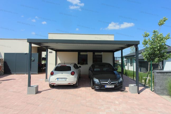 Moderný prístrešok pre dva osobné automobily pri rodinnom dome