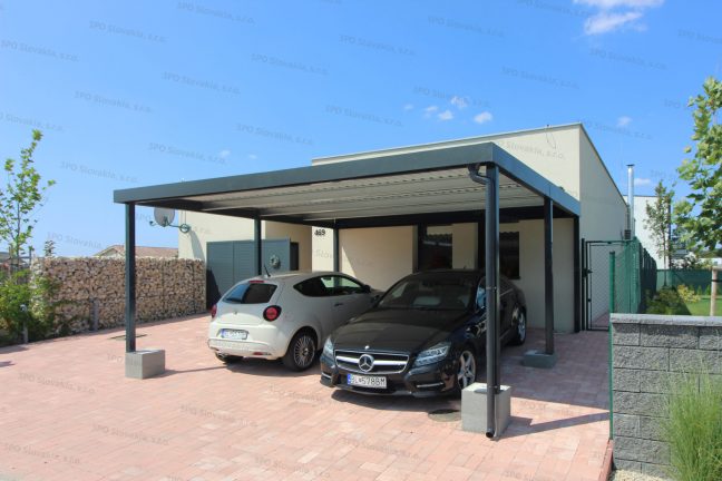 Bezúdržbový prístrešok pre dve autá pred rodinným domom