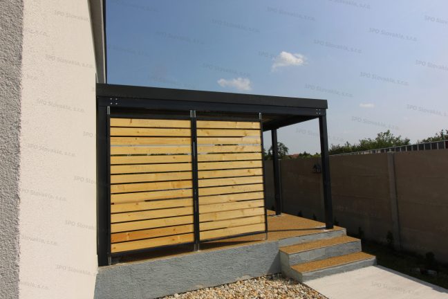 Montovaná pergola na posedenie s dizajnovými výplňami