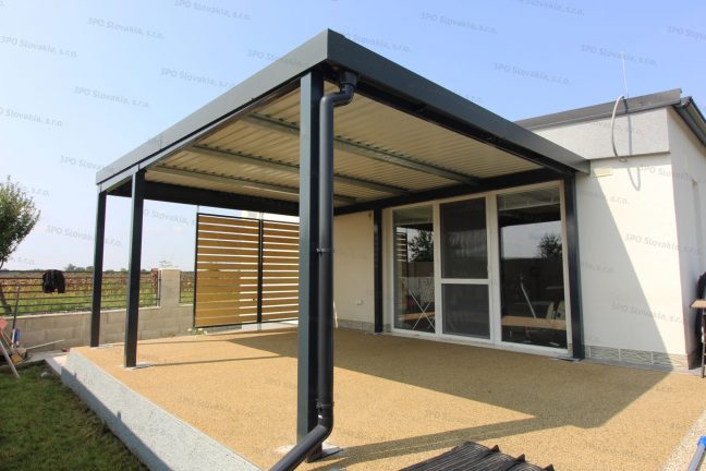 Moderná pergola na posedenie pri bielom rodinnom dome