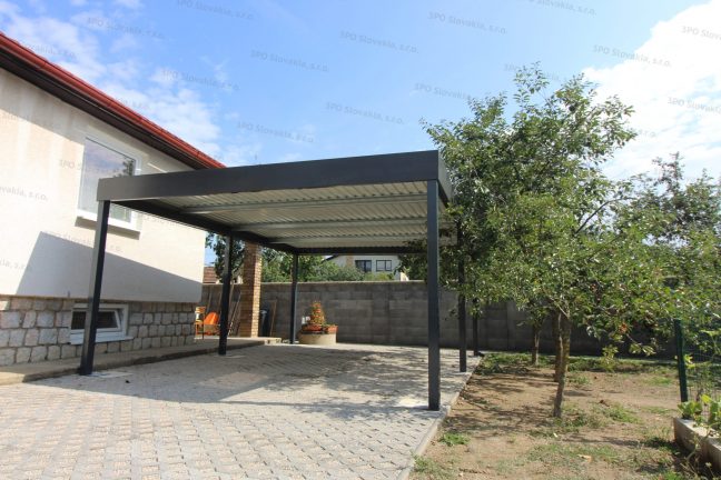 Montovaný prístrešok pre jedno auto pri tradičnom rodinnom dome