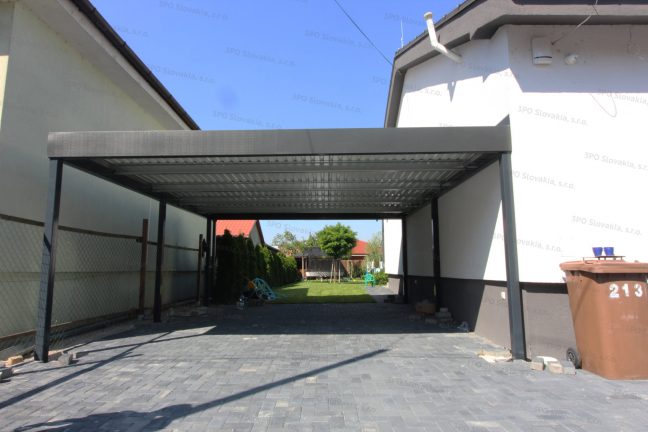 Montovaný prístrešok pre dve autá pri rodinnom dome so sedlovou strechou