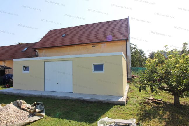 Montovaný atypický sklad s bielou výklopnou bránou Hormann Berry