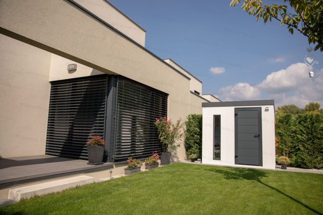 Záhradný domček v bielej omietke s antracitovými dverami Hormann LPU40