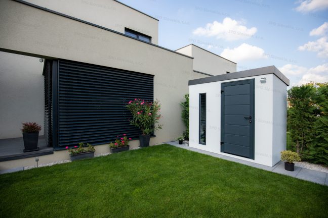 Moderný záhradný domček na bicykel pri rodinnom dome