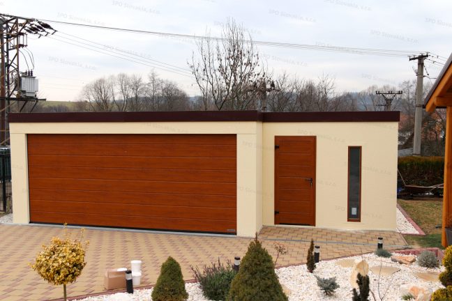 Atypická garáž pre dve autá v pieskovej omietke s doplnkami vo farbe zlatý dub