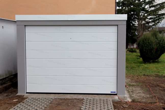 Garáž pre jedno auto v svetlosivej omietke s bielymi doplnkami