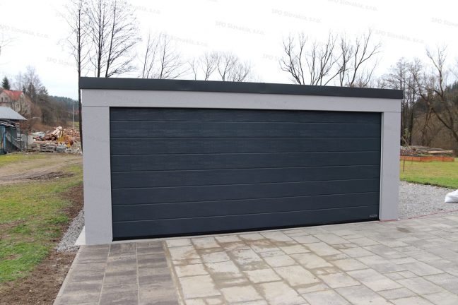 Montovaná garáž pre dve autá v svetlosivej omietke na záhrade