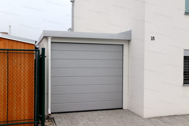 Montovaná jednogaráž v bielej omietke s doplnkami vo farbe biely hliník