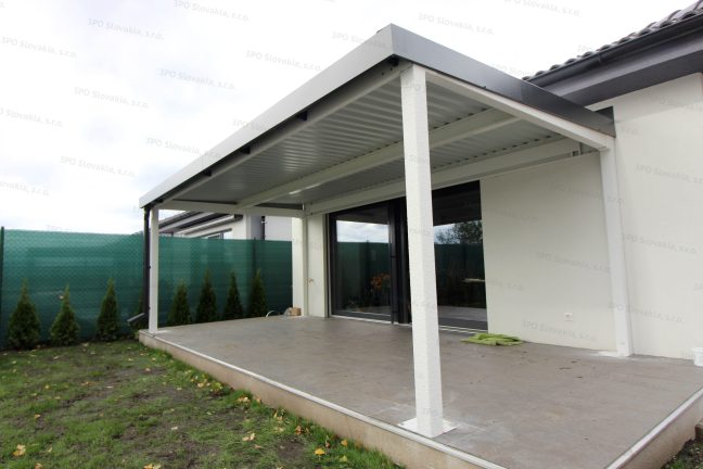 Dizajnová pergola na posedenie ku rodinnému domu