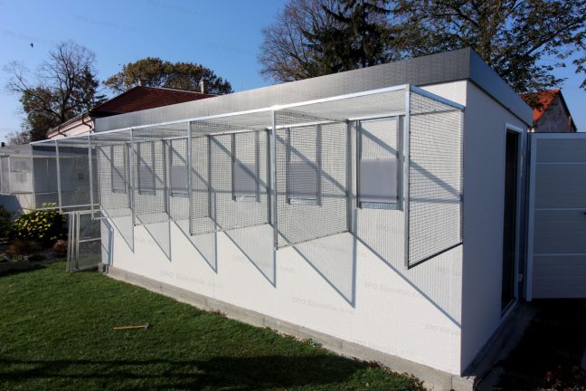 Záhradný domček s klietkami pre vtáčikov