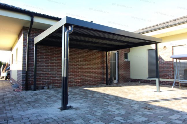 Montovaná pergola pri rodinnom dome v antracitovej farbe