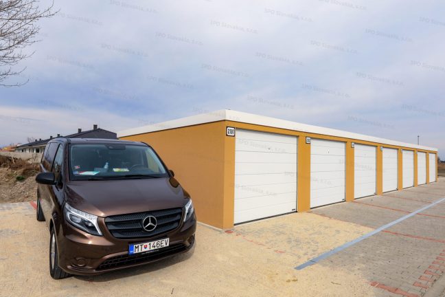 Garáž pre 7 automobilov s bielymi garážovými bránami Hormann