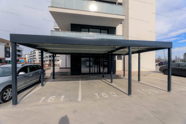 Prístrešok GARDEON pre tri autá pri modernej bytovke