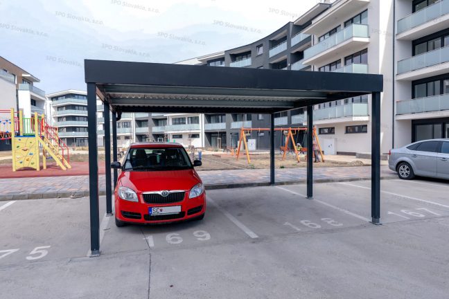 Prístrešok GARDEON pre dve autá pri modernej bytovke