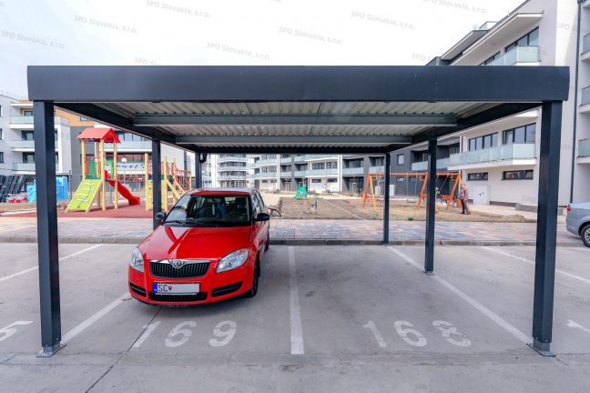 Dizajnový prístrešok GARDEON pre dve autá pri bytovke