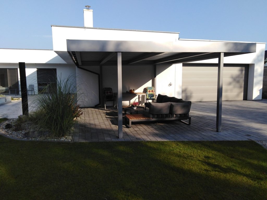 Prístrešok nad terasou s posedením