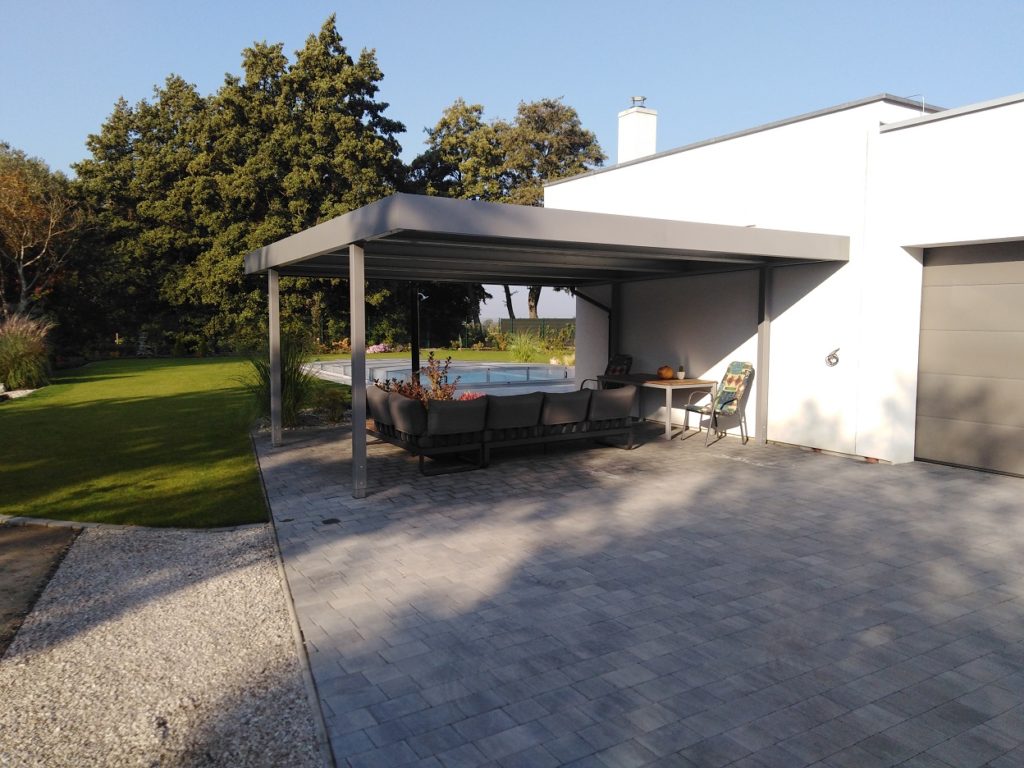 Posedenie pod prístreškom