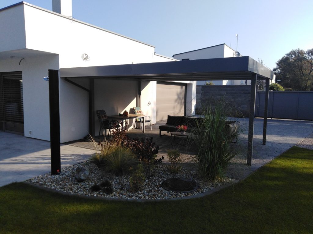 Posedenie pod prístreškom pri záhrade