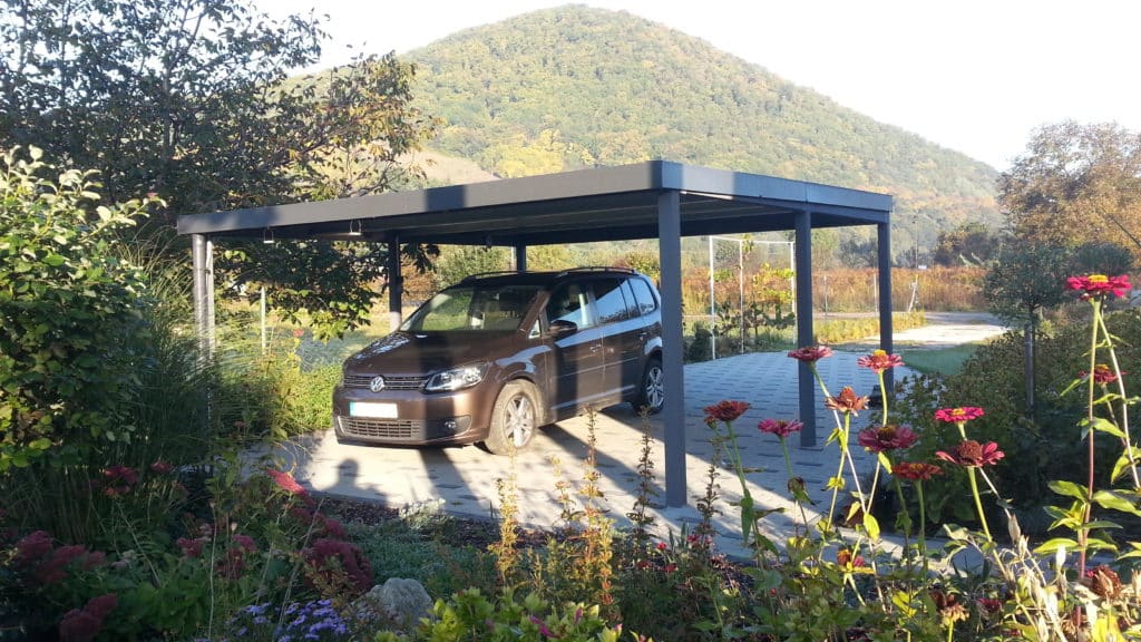 Tmavé auto pod prístreškom