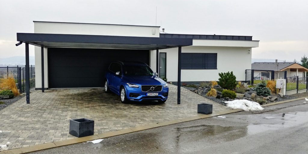 Modré auto pod prístreškom