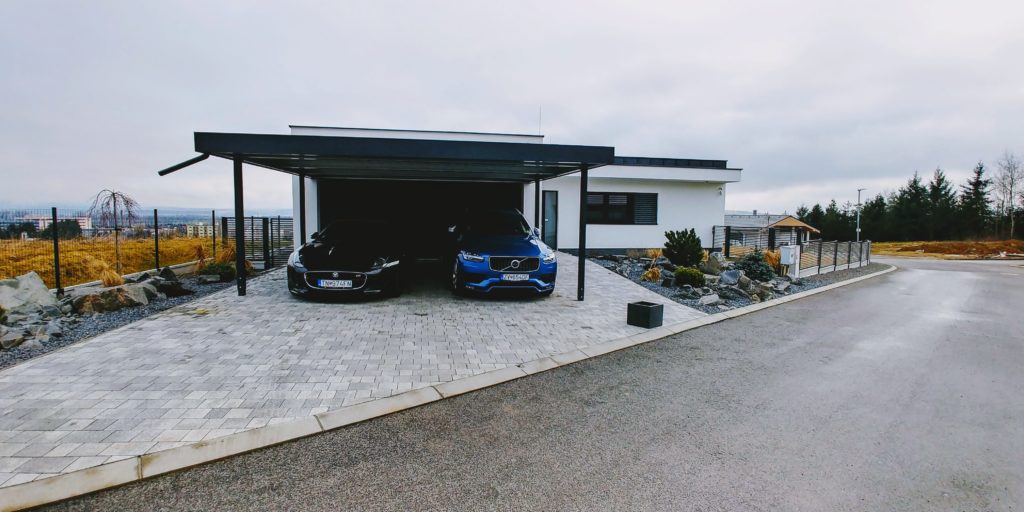 Modré a čierne auto pod prístreškom pre dve autá