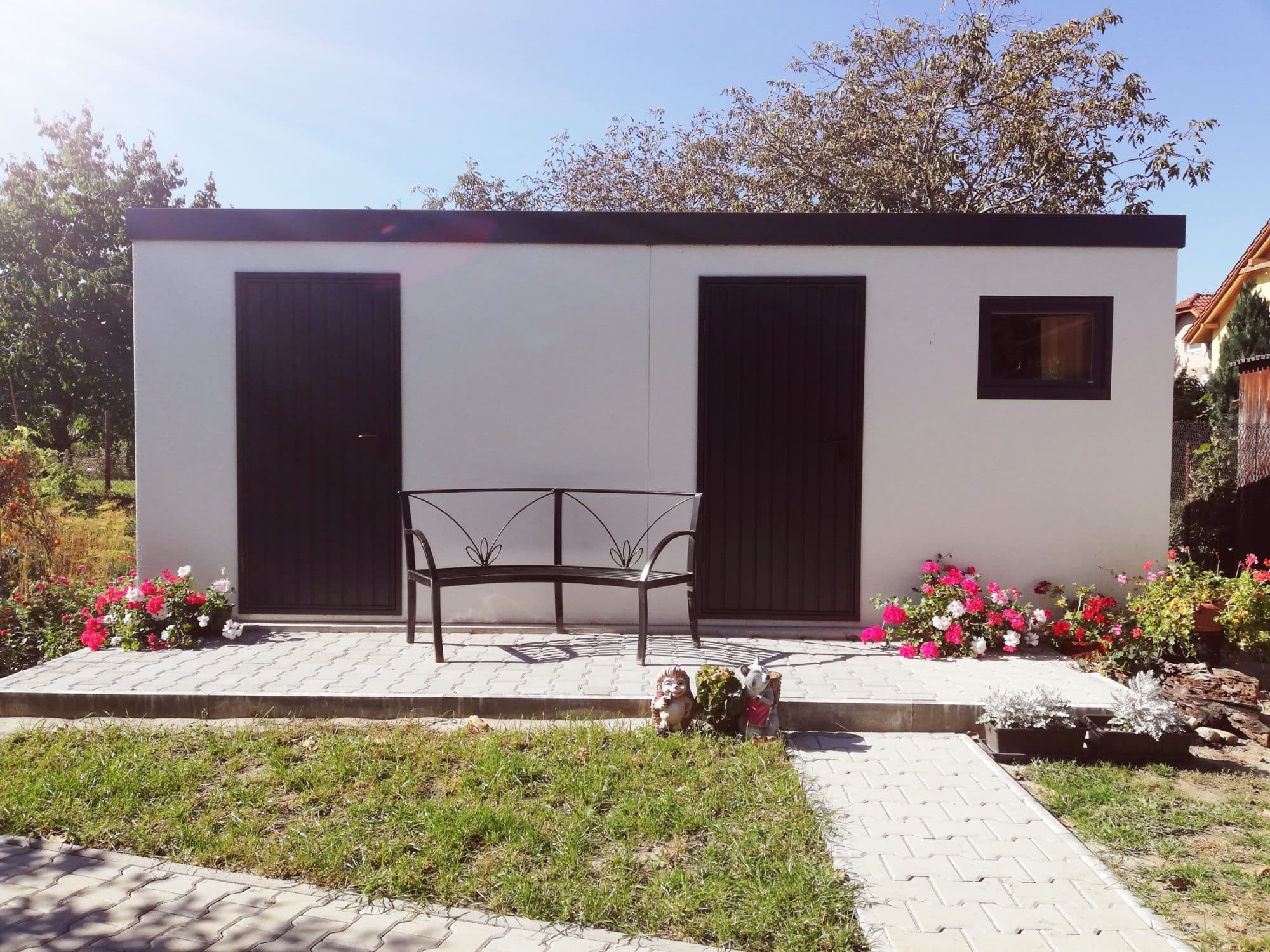 Dvojitý záhradný domček GARDEON v bielej omietke s hnedými dverami Hormann