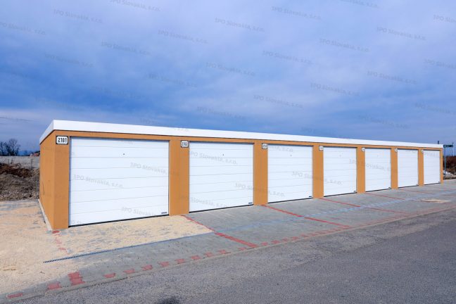 Montovaná radová výstavba garáží v kukuricovej omietke