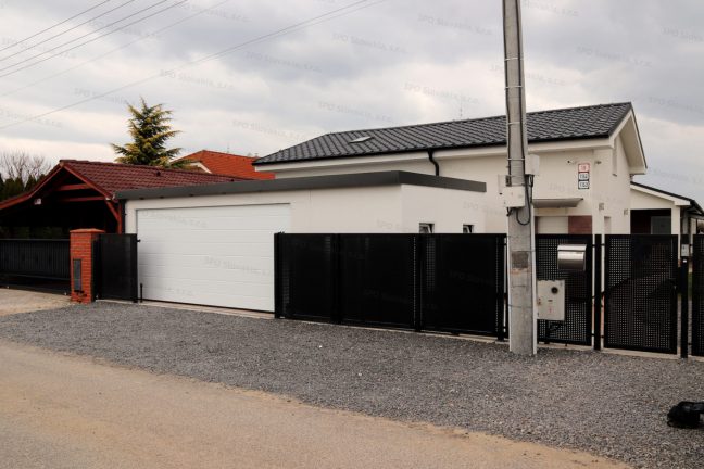 Garáž na mieru zarovno plota pri rodinnom dome