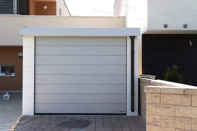 Garáž GARDEON pre jedno auto v bielej omietke s garážovou bránou