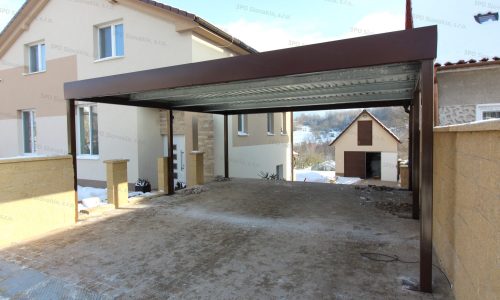 Prístrešok GARDEON pre dve autá v hnedej farbe pri rodinnom dome