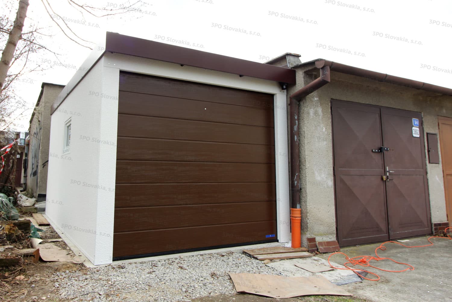 Garáž pre jedno auto GARDEON pri betónovej garáži
