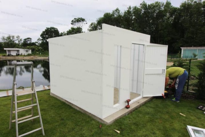 Montáž dverí a okna na záhradný domček GARDEON